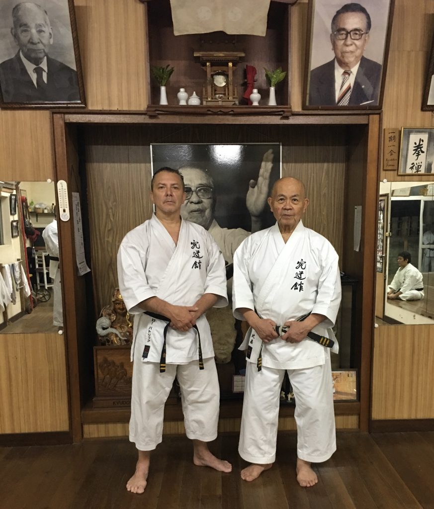 P. Rault et son sensei Minoru Higa, dans le dojo privé de ce dernier, emplit de symboles relatant son histoire.